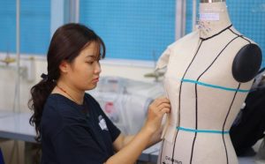 Cơ hội cho dệt may Việt Nam khi Mỹ không muốn sản xuất áo thu và tất